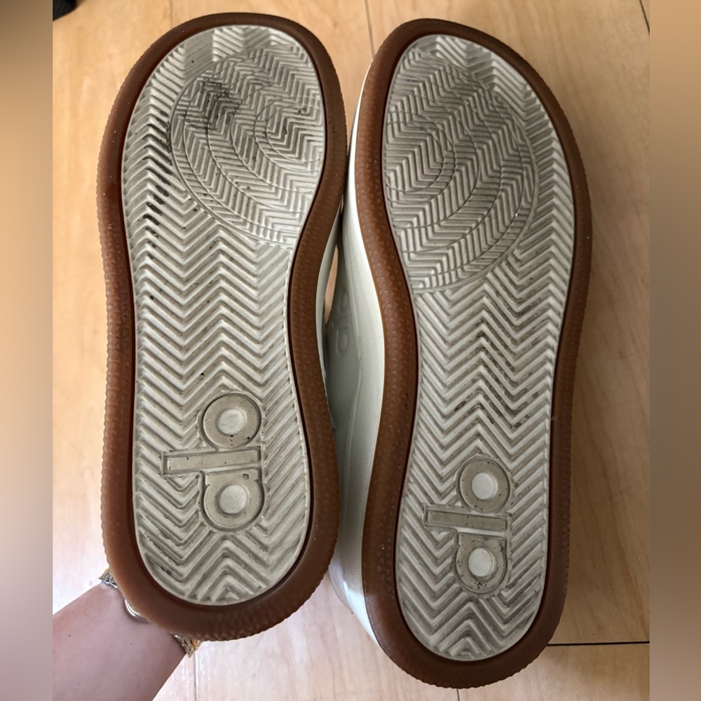 ALO Yoga White Sneakers - Read description - Picture 9 of 11